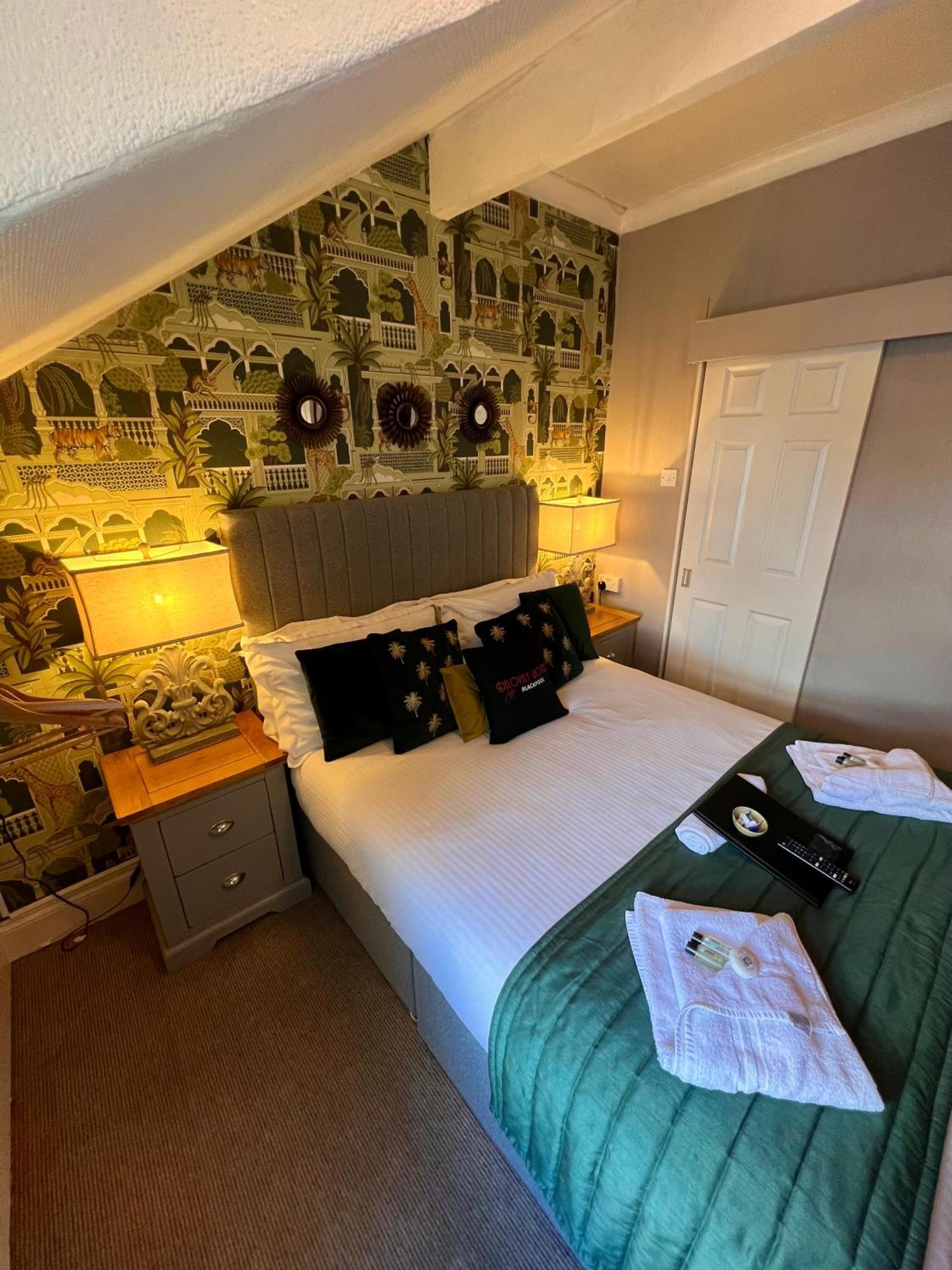 Delovely Hotel Blackpool Bagian luar foto