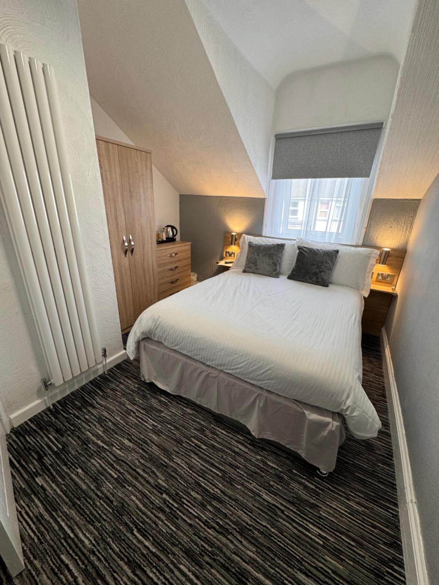 Delovely Hotel Blackpool Bagian luar foto